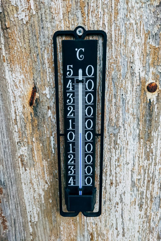 Thermometer an der Wand